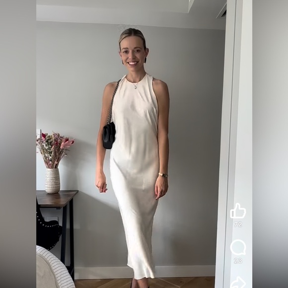 Elegant Cream Sleeveless Dress - Picture 3 of 8